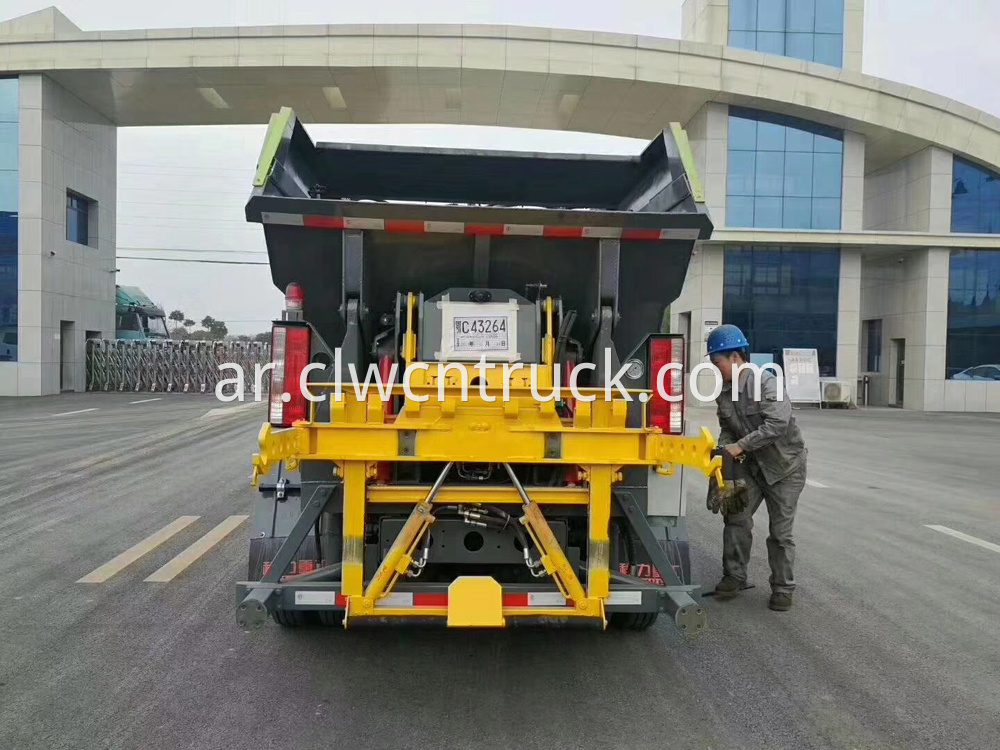 Rear Loader Compactor Truck 6